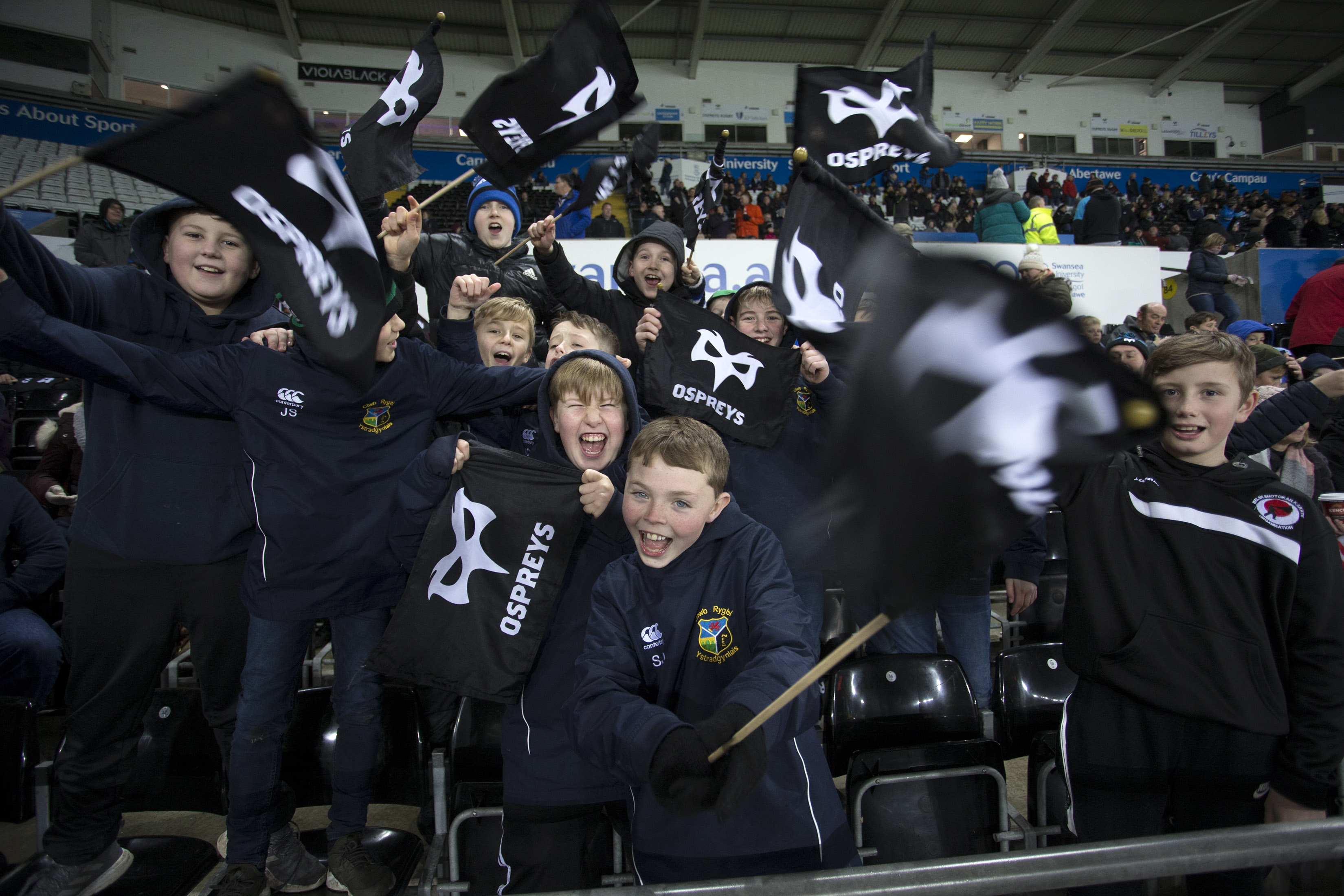Young ospreys fans waving flags