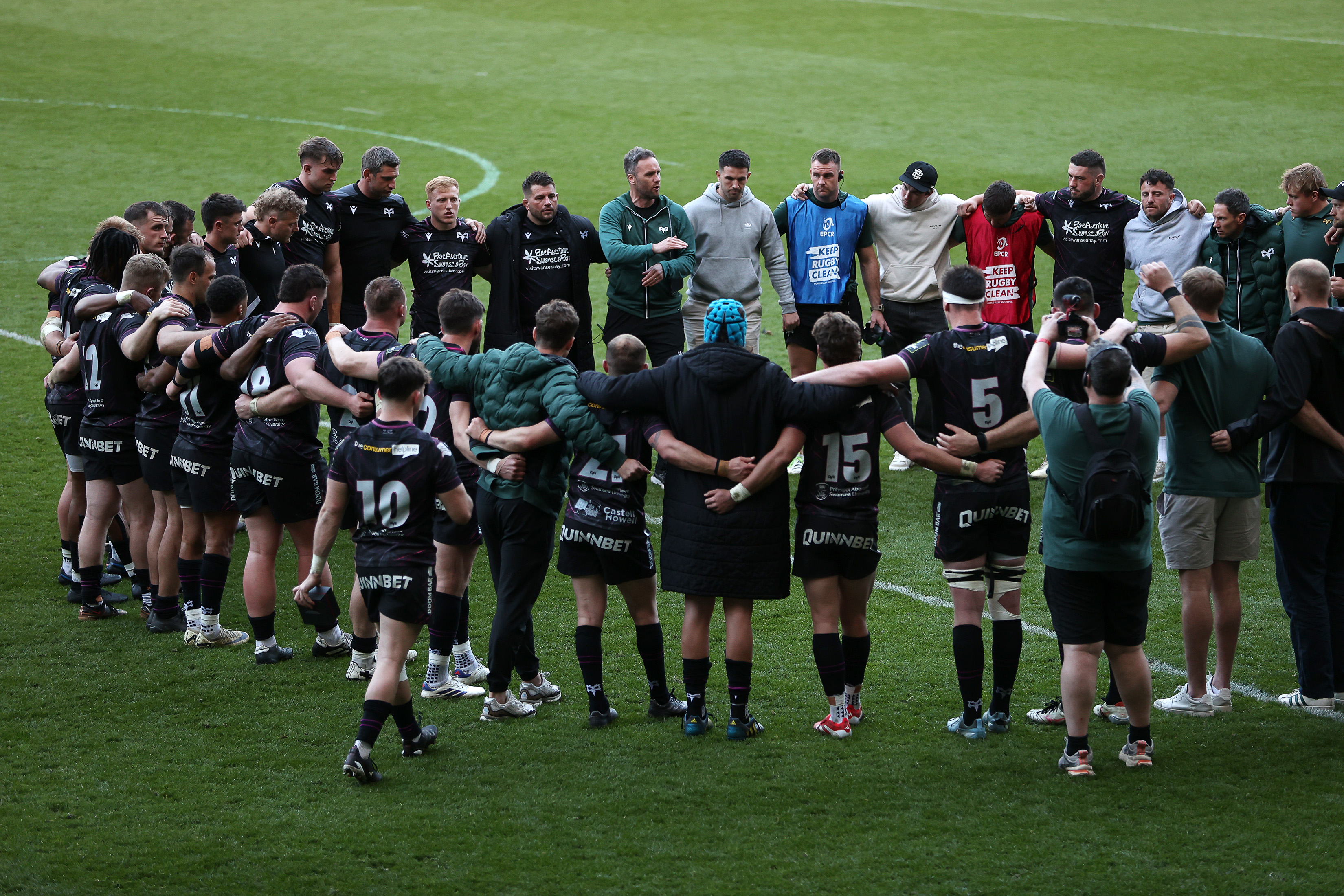 Ospreys huddle