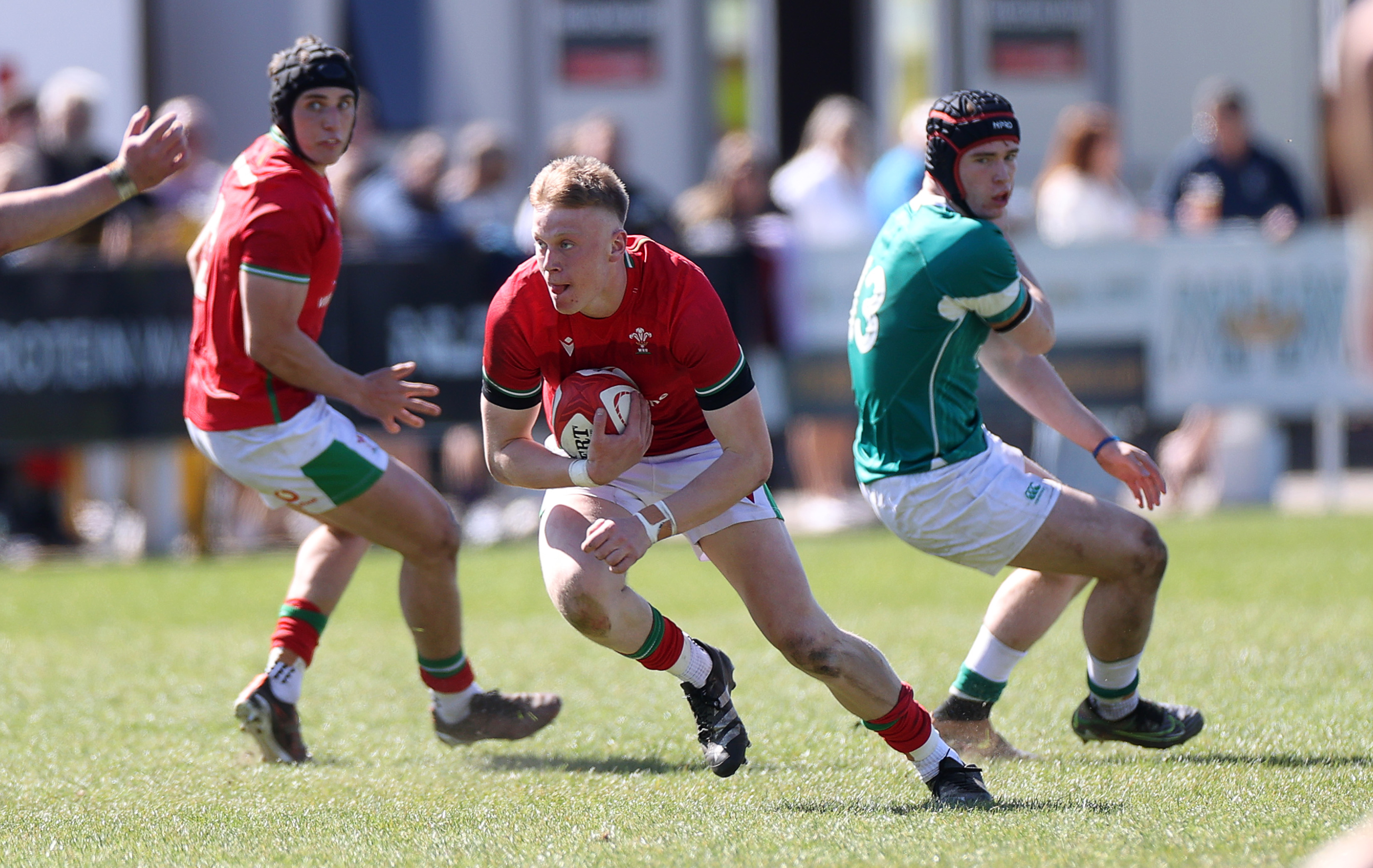 Lewis Edwards carries the ball vs Ireland u20