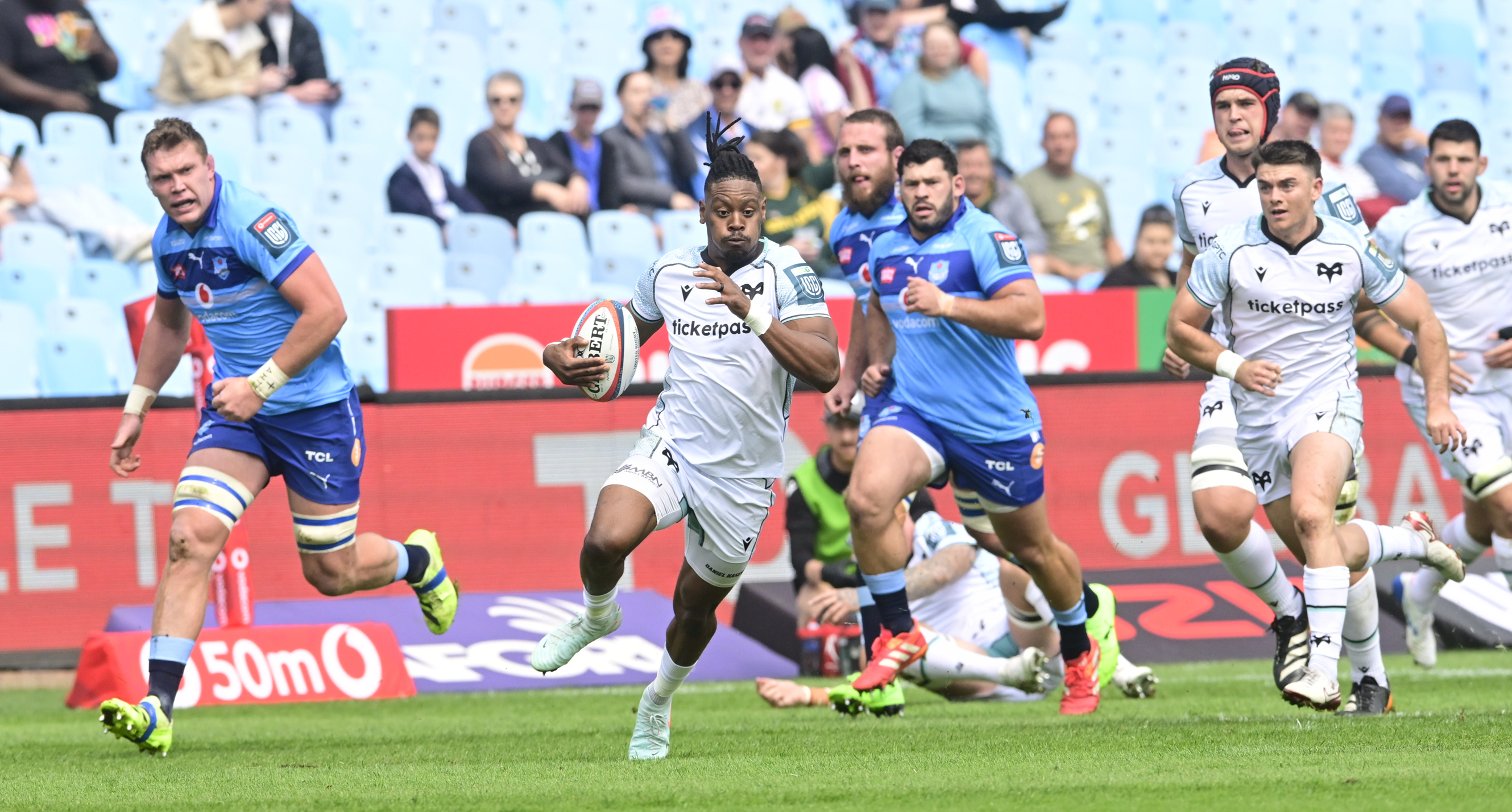 Dan Kasende breaks to set up Keiran Williams for one of six tries against the Vodacom Bulls at the Loftus Versfeld in URC 5