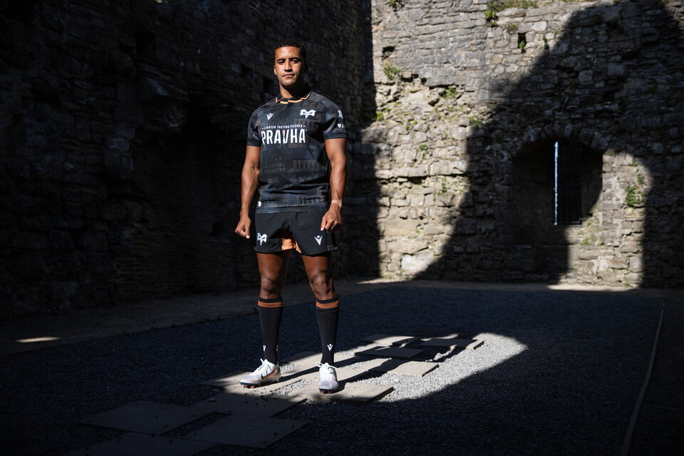 Keelan Giles stands in Oystermouth castle in Ospreys 2627 home jersey