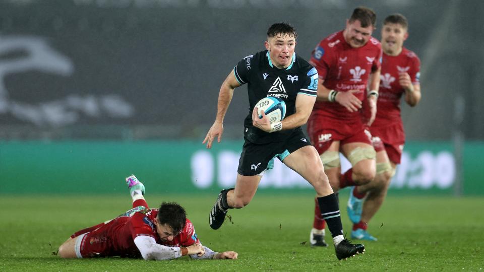 Dan Edwards scores on his Ospreys debut