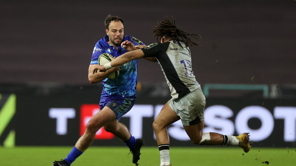 Evardi Boshoff fends off Newcastle defender 