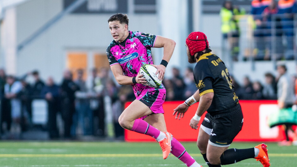 Max Nagy carries the ball against Monbtauban 