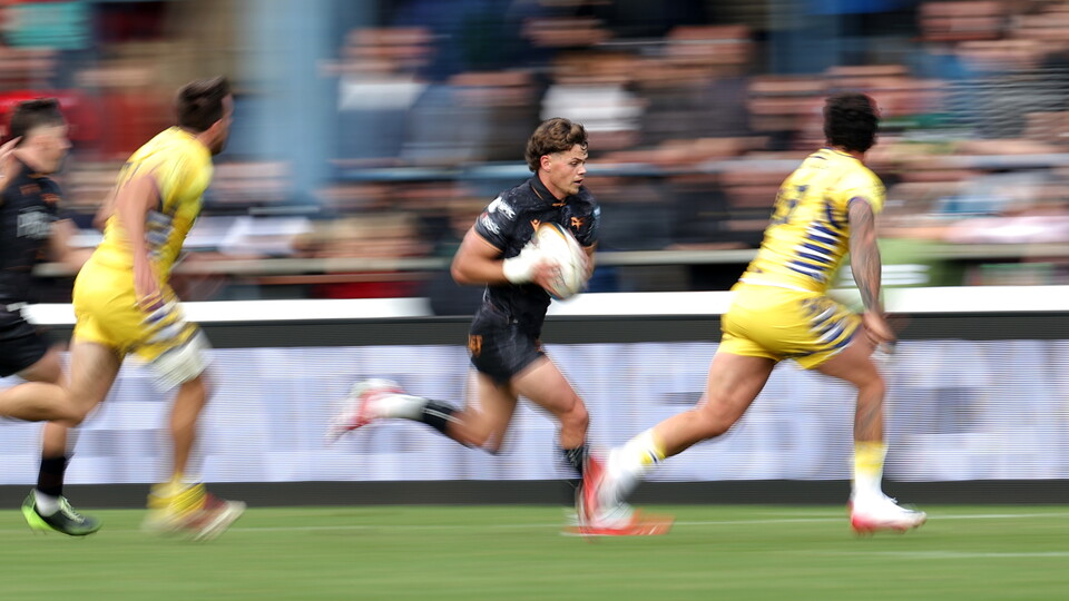 Jack Walsh breaks against Zebre Parma at the Electric Brewery Field 