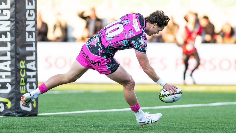 Jack Walsh crosses under the sticks as Ospreys win in France in the EPCR Challenge Cup vs Montauban 