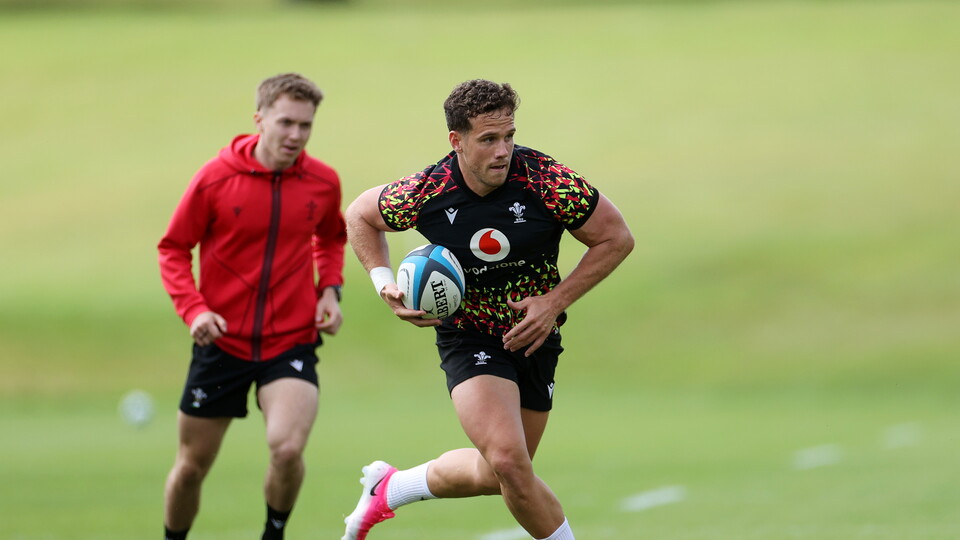 Osprey Kieran Hardy carries the ball in Wales training 