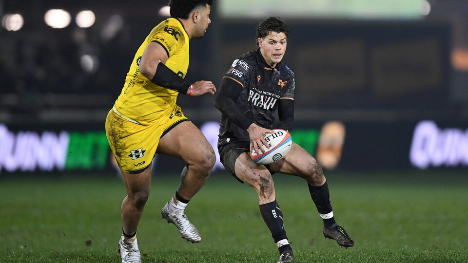 Jakc Walsh dummies a Dragons player in the derby 