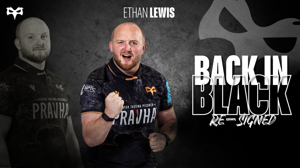 Ethan Lewis signs a new contract to remain at the Ospreys 
